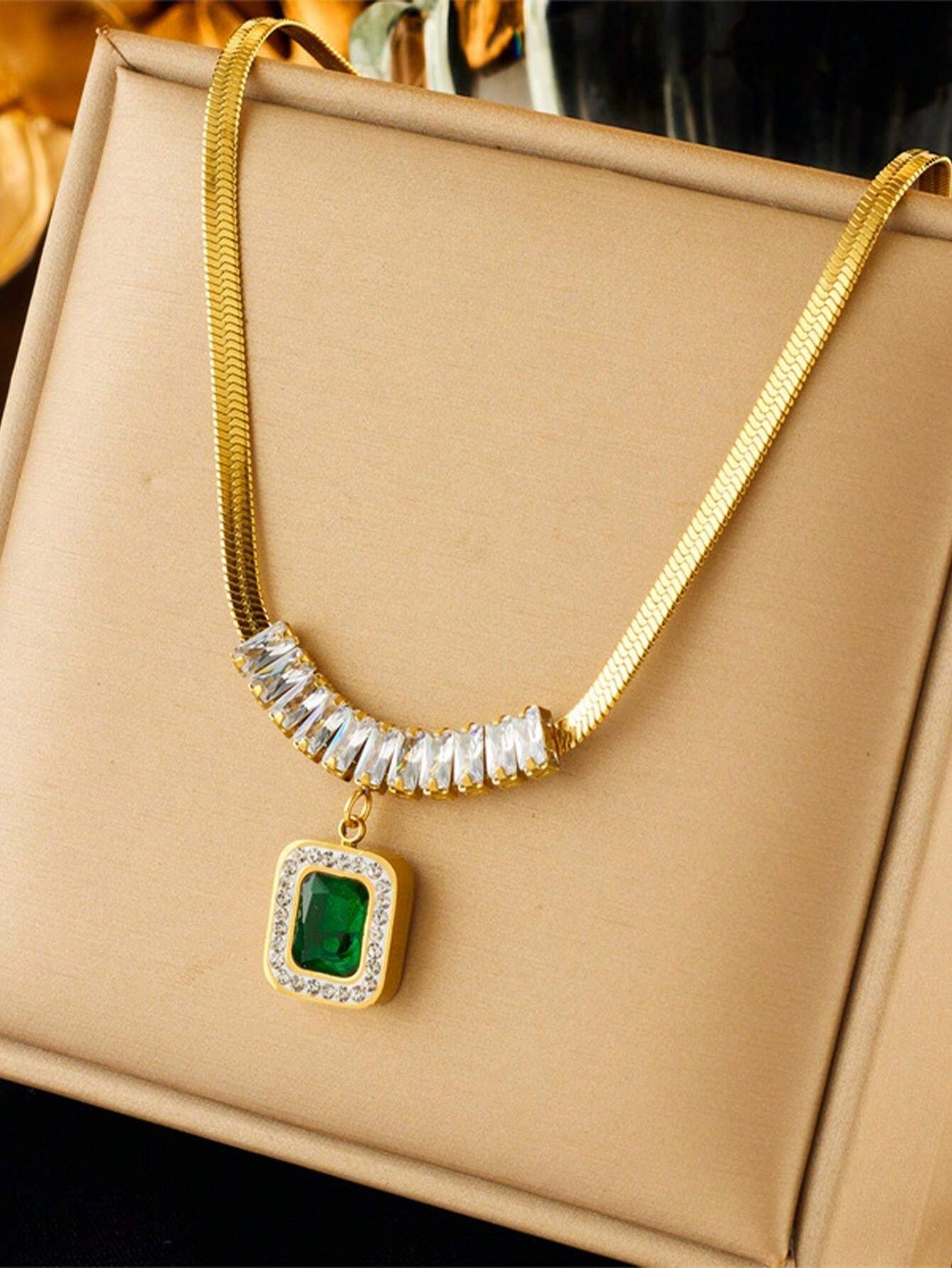 Conjunto Esmeralda Imperial - Colar com Pingente, Pulseira e Brincos de Aço Inoxidável